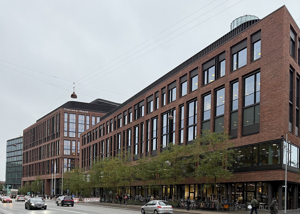 Danske Banks hovedkvarterkompleks i København, en moderne bygning med lys facade