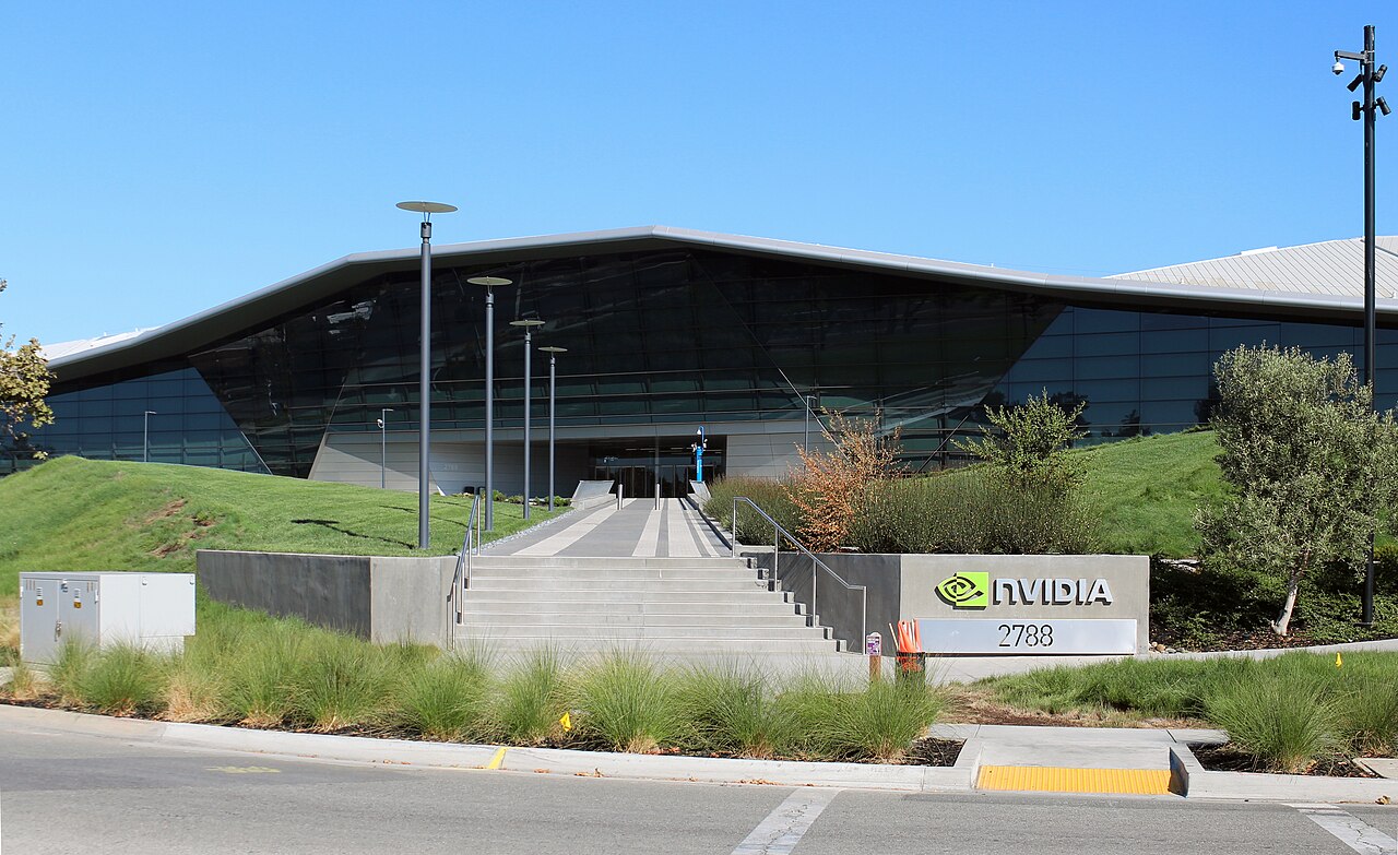 NVIDIAs hovedkvarter i Santa Clara, Californien, en moderne bygning med trekantet facade og glas