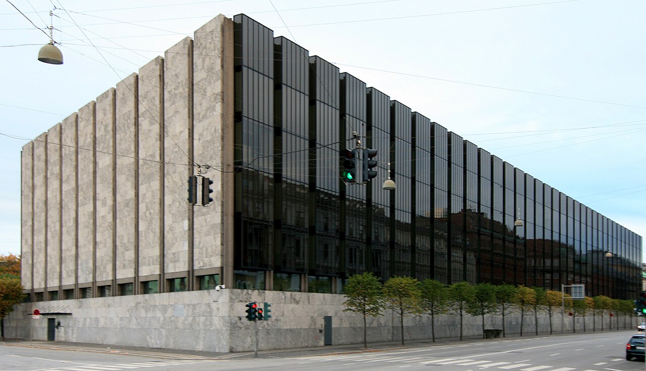 Danmarks Nationalbanks bygning i Havnegade i København, tegnet af Arne Jacobsen, med facade i sten og mørkt glas
