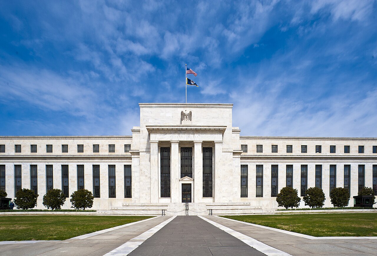 Eccles Building i Washington D.C., hovedsæde for Federal Reserve, en hvid marmorbygning med amerikansk flag på taget
